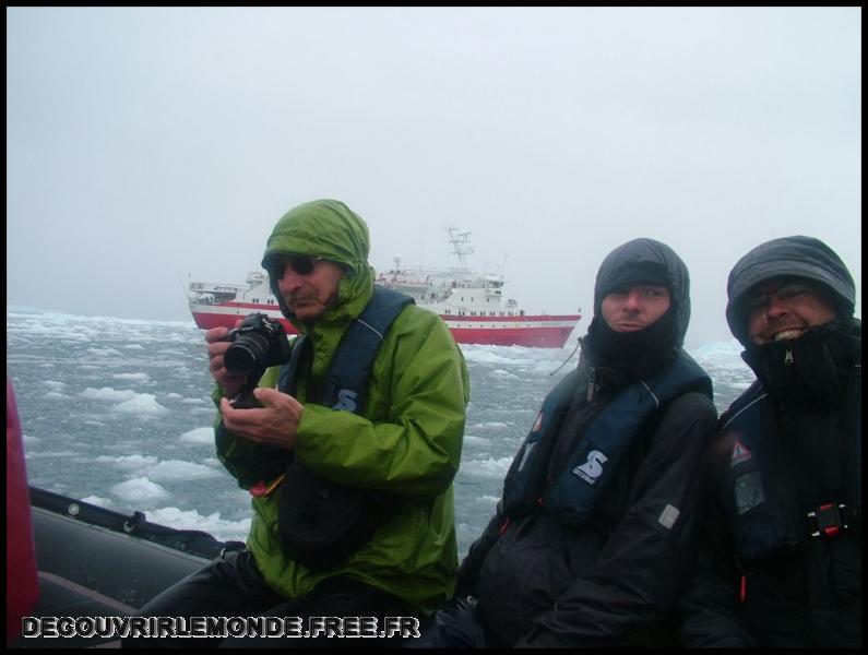 Antarctique Bateau Explorer/images/Nico devant bateau	
