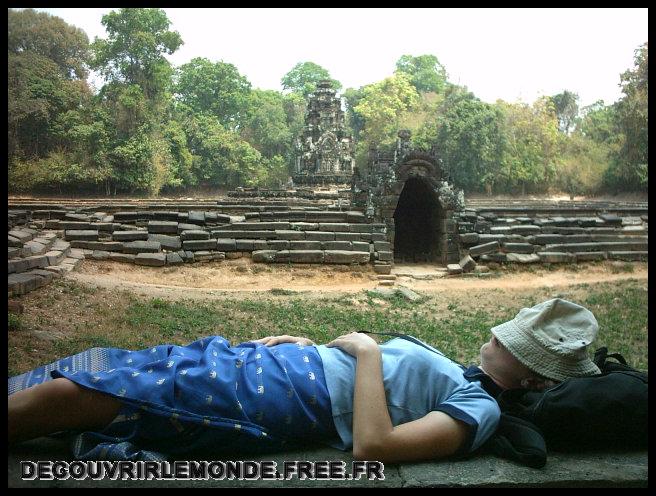 Cambodge Angkor/images/IMAG0992 Angkor NeakPean sieste	