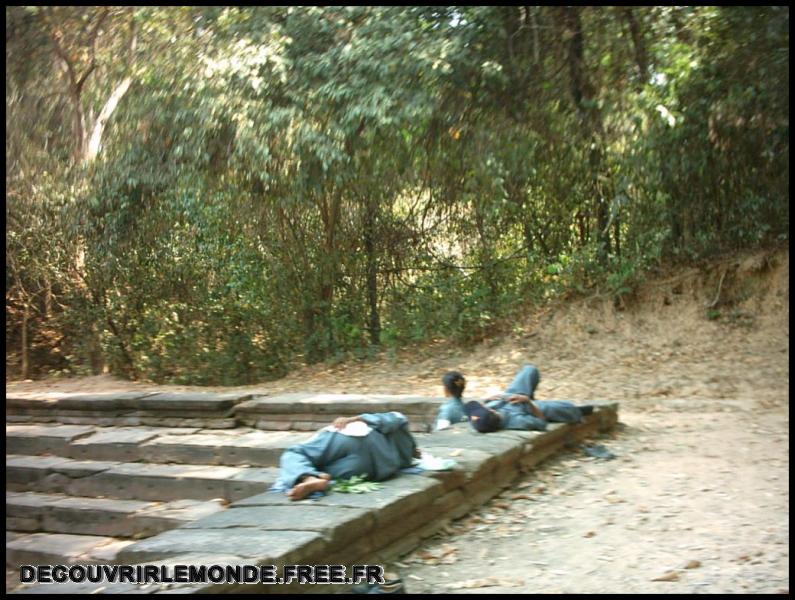 Cambodge Angkor/images/IMAG0995 Angkor NeakPean sieste	