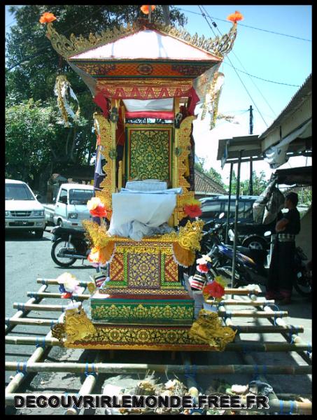 Indonesie/images/Indonesie Bali 2 07 Indonesie Sanur Funeral Ceremony IMAG1069	