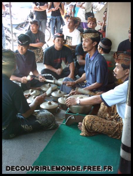 Indonesie/images/Indonesie Bali 2 07 Indonesie Sanur Funeral Ceremony IMAG1070	