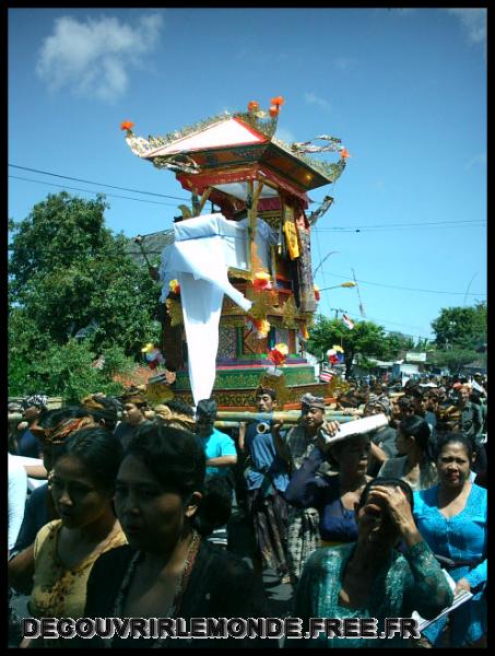 Indonesie/images/Indonesie Bali 2 07 Indonesie Sanur Funeral Ceremony IMAG1086	