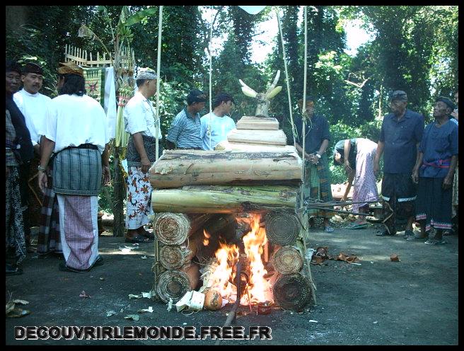 Indonesie/images/Indonesie Bali 2 07 Indonesie Sanur Funeral Ceremony IMAG1104	